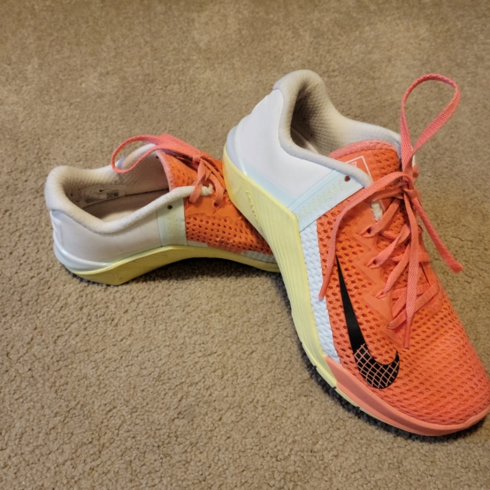 Nike Metcon 6 cross trainers.